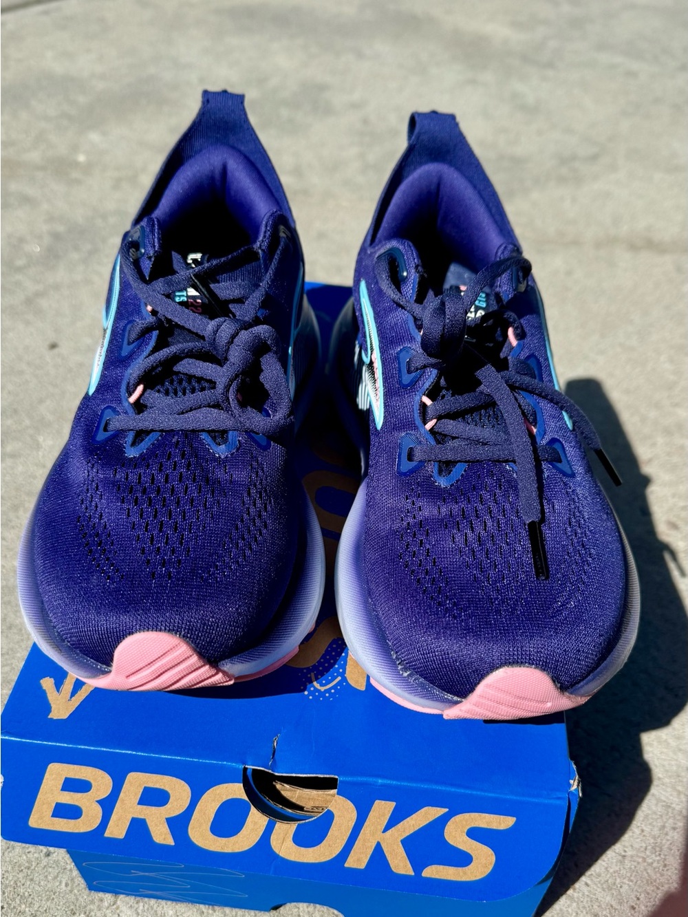 Brooks Gylercin GTS 22 Running Sneakers in Deep Navy with Light Pink and Aqua